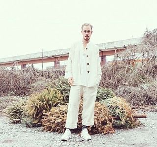 — Altă idee, nu ajunge să o finalizeze, căci afirmaţia acestuia ajunge să-i străpungă orice teorie,; fiind de altfel luat prin surprindere. „Logodită, da, asta urma să spun.” Se corectează de unul singur, privirea căzându-i în gol preţ de câteva secunde, abia atunci relaizând că situaţia în care
