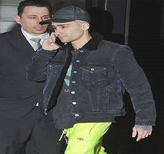 — Cauzează apariția unui rânjet, pe de o parte amuzat de ceea ce ar fi putut blondul să; rostească, intuit desigur, însă pe de alta, deranjat de propria-i persoană și de felul în care inconștient, s-ar fi putut spune, a ajuns să acționeze. “Da omule, e groasă treaba.” Conclude în același 
