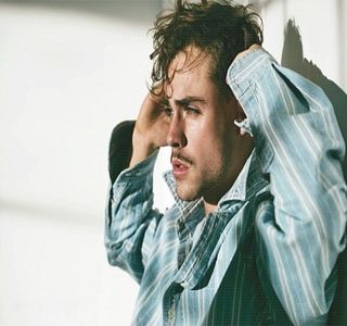 — Un alt subiect, de această dată, tema fiind relaţia lui amoroasă, punând-o mai exact în; lumină pe cea în compania căreia îşi petrecuse toată seara. „Emily?” Îi rosteşte astfel numele respectivei sub formă de întrebare, pe buze stabilindu-i-se un rânjet greu de abţinut.
