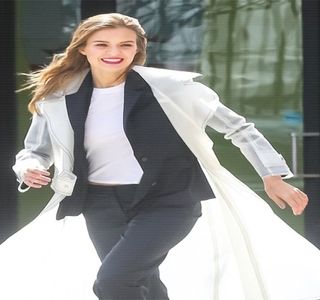 — Întrucât se afla într-o conversaţie cu iubitul său pe facetime, însă în acelaşi timp pregătea; micul dejun, pentru a putea realiza ambele activităţi concomitent, telefonul şi-l poziţionează pe suprafaţa blatului de bucătărie, sprijinit fiind de aparatul de cafea. Imediat ce îl

