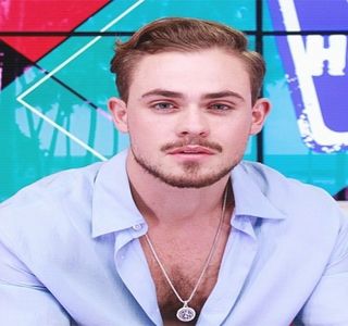 — Urmărește acțiunile în aceeași manieră, în liniște, până când poziția adoptată de către ea; o aduce în primul plan al ecranului. Vorbele finale îi reproduc pe buze un zâmbet. “Știi că și mie îmi pare rău că sunt departe de tine, iubito. Dar chiar nu găsesc nicio portiță prin care aș putea
