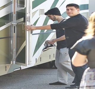 — Rasă, doar pentru a nu exista vreo întâmplare nefavorabilă dată de apariția micilor pete de; sânge. Totuși, în clipa în care prinde spuma oferită de Dacre, în totalitate intenționând a i-o returna, ușa băii se deschide, întâlnind pe cealaltă parte silueta acestuia. “E doar a ta.” Îi comunică 

