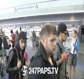— Timp în dreptul ușii dormitorului care îi revenea lui. Are loc pătrunderea lui imediată, însă,; odată aflat în interior și totodată în necunoștință de cauză, se îndreaptă spre cel mai apropiat dulap, loc pe care plasează spuma de ras. Eventual, produce întoarcerea, pașii îndreptându-l spre unica
