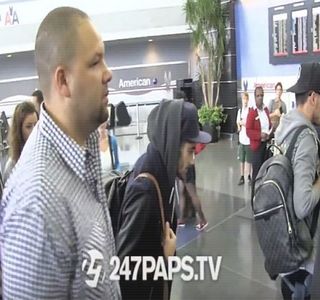 — Curiozitate îl lovise. Toate cauzate de cine este de fapt colegul său de apartament, dincolo de; masca mult prea evidentă pe care acesta începuse a o înfățișa de la sosirea lui, de-a lungul săptămânii și până acum jumătate de oră când anumite dubii îi fuseseră trezite de către Dacre. Astfel, la
