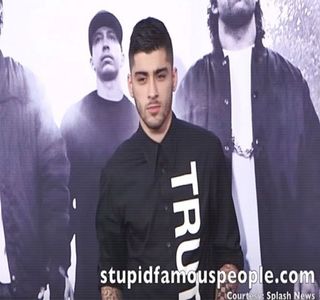 — Începând a-și trece mâna prin interior. În schimbul lucrurilor mărunte, ceea ce îi; captează atenția se dovedește a fi o carte aflată dedesubtul lor. Curios în legătură cu ce anume ar putea acesta să citească, cu grija de a nu sparge ceva, o sustrage. Dar, în clipa în care cartea
