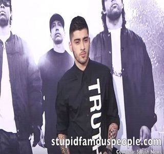 — Destul de grosuță îi revine în zona feței, produce o expresie, surprinsă din nou, însă de; această dată de alegerea respectivei, intitulată: “Ce spun bărbații, ce înțeleg femeile.” Intrigat de conținut, prinde lateralul cărții de care trage în sus din dorința de a o deschide la o pagină
