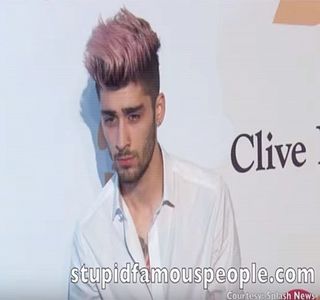 — O prinde din urmă, ca în final să-i înșface brațul prin intermediul propriei palme,; producând întoarcerea nevoită. Contactul vizual ce se petrece între ei prezintă acum chipul său într-o intensă fază a frustrării. “Îmi spui și mie ce naiba se întâmplă cu tine?!”
