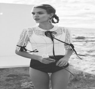 — Ignoră cu desăvârşire strigătul respectiv , rostit de gura brunetului, încercând totodată să; desconsidere câteva priviri pe care le captase în încercarea ei de a se infiltra printre mulţimea de persoane, astfel încât Zayn să îi piardă urma. Străbate agitaţia de oameni cu repeziciune,
