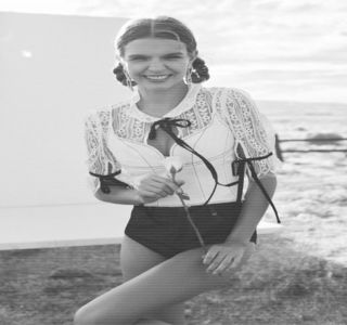 — Iar odată ajunsă la uşile glisante, se strecoară pe acestea, încăperea în care ajunge ulterior; fiind cea desemnată piscinei interioare. Întrucât locul nu era absolut deloc populat, invitaţii aflându-se răspândiţi prin întreaga casă, începând cu livingul, îşi găseşte răzagul de a-şi
