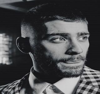 — În cele din urmă individa părăsește piscina și de altfel revine la aproape aceeași înălțime cu; a lui, distanța dintre siluetele amândurora micșorându-se. Comentariul ei, imperceptibil precum o întrebare retorică, duce la slaba curbare a colțului gurii, acompaniată de un răspuns. “Asta doar în
