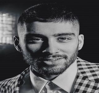 — Cazul în care ai vrea să trăiesc în depresie toată viața mea.” Vorbele și le plusează prin; aruncarea privirii în direcția ei chiar prin colțul ochiului, căci ulterior se deplasează din dreptul ei, înaintând spre o masă destul de frumos amenajată de pe care sustrage un prosop alb, de dimen-

