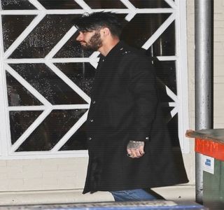 — O mică distanţare se produce între chipurile lor de îndată ce Josephine îşi anunţă gândurile,; fiindu-i adus la cunoştinţă faptul că greşelile lui trecute fuseseră deja şterse de pe lista neagră a acesteia; sau cel puţin asta ar fi denotat prin alegerea cuvintelor. În final, palmele şi le
