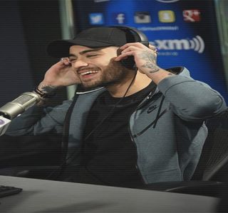 — “Omule, ştii ce voiam să te întreb?” Deranjul produs de către vocea sa se dovedeşte a fi; unul evident, căci reuşeşte a le capta atenţia amândurora. Deşi o priveşte pe Emily, perspicace din fire, îl fixează apoi pe Dacre cu privirea. Datorită poziţiei confortabile, un braţ şi-l ridică

