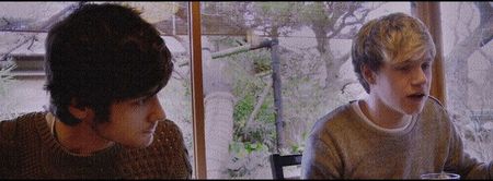 surprinzătoare, pe care speram că, câtuşi de curând aveam să le urc. Mişcarea picioarelor; mele devine una rapidă imediat ce paşii revin peste respectivele trepte, având ca în doar o chestiune de timp să ajung deja sus. Deşi produc o scurtă oprire în loc cât să-mi pot trece privirea
