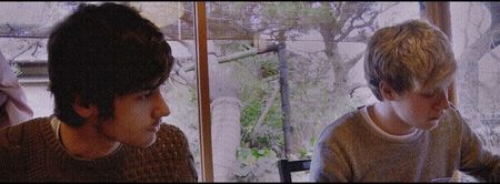 în cele din urmă prin jur, analizând de la respectiva înălţime o parte din parterul vilei, are; loc ulterioara înaintare de-a lungul holului. Reţinusem cu uşurinţă camera care în clipele respective îmi servea drept destinaţie, şi, fără a mai pierde din timp mă îndrept într-acolo.
