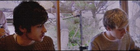 Zărită eventual, produc oprirea în dreptul acesteia, dar spre surprinderea mea, de îndată; ce privirea îmi coboară asupra materialului dur, constat că respectiva se dovedea a fi între-deschisă, semn că blonda o uitase astfel, sau în mod intenţionat alesese producerea acestui fapt.
