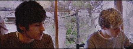 Odată cu gândul final, buzele îmi prind forma unui rânjet care se evaporă imediat ce; articulaţiile pumnului format cu câteva secunde în urmă produc lovituri scurte peste materialul uşii. În schimbul aşteptării unei reacţii, prind clanţa cu ajutorul câtorva degete, împingând-o
