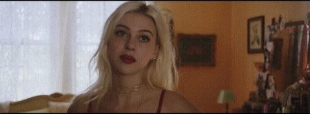 în interiorul meu instalându-se o surprindere și un deranj pe măsură, dat fiind faptul că; nimeni nu îmi mai vorbise în maniera respectivă până în acel moment. ❛Pardon-❜ Mă simt totuși întreruptă de îndată ce replica lui anterioară aparent ținea de o continuare ulterioară.
