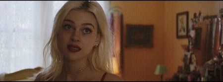 comunic tatălui meu că ai avut doar.. tupeul să îmi vorbești astfel. Iar prin toate astea vei; spune adio oricărei manevre pe care o ai în minte.❜ Cum propriile vorbe îmi acordă o siguranță imediată, capul mi-l înclin în partea dreaptă, realizând un zâmbet mândru, durata
