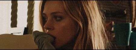 ❛N-aș fi spus.❜ Devine reacția mea vocală de îndată ce îmi este adusă la cunoștință vârsta; acestuia, chiar surprinzătoare pentru mine căci mă așteptam totuși la un maximum de 25 de ani. Cu toate că dorința momentană îmi este aceea de a îmi prelua telefonul de pe salteaua patului,
