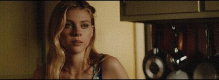 un val de nervozitate umplându-mă. Dar ceea ce cauzează creșterea nervilor pare a fi felul în; care acesta îmi evită îndemnul, neexistând niciun fel de mișcare. ❛ZAYN!❜ Brusc îi accentuez numele, degetul meu arătător al palmei libere indicând încă ușa deschisă a dormitorului.
