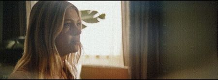 Îl înformez în cele din urmă chiar în cea mai calmă manieră, producând din nou o mișcare; a capului. ❛Sper totuși că n-ai de gând să încerci s-o duci cu zăhărelul și pe ea. Tilda e toată a mea.❜ Deși are loc o încercare a unei glume, într-un final prind farfuria, tacâmurile,
