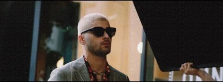 Privirea mea în ciuda acoperirii sale cu respectiva pereche de ochelari rămâne asupra blondei,; subtil urmărind-o până ce părăseşte interiorul maşinii. O scurtă aprobare realizată printr-o mişcare a capului este petrecută în schimb apoi, momentul amândurora sfârşindu-se prin
