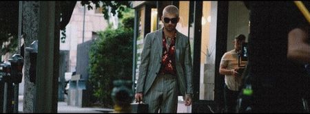 dorinţa ei de a părăsi zona fără ca măcar să mai adauge ceva în schimb. Totuşi, deşi preţ; de câteva secunde mă concentrez pe împrejurimi, observând sutele de elevi care treptat se strângeau grămadă spre o singură direcţie, în cele din urmă mă simt nevoit să-mi focalizez

