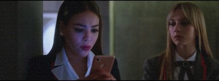 Mă aflam de ceva vreme în căutarea amicei mele, mai mult cu privirea decât prin deplasări; fără rost, căci ajunsesem să petrec mai bine de 10 minute aşteptând-o, cu fiecare maşină crezând că va fi aceasta. Dar, spre norocul meu, prin privirile pe care le tot aruncam tind a
