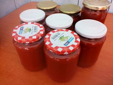 Pastă de măceșe.; Ingrediente:1 kg măceșe, 500g zahăr. Se taie capeții la măceșe, se limpezesc de 2_3ori în apă rece, se fierb cu apă până se înmoaie, apoi se pasează prin sită. Sucul + zahăr se fierbe până se îngroașă
