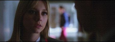 ❛Ariel, nu fii patetică. Ştii doar că sunt aici ca să te ascult. E în regulă să te şi descarci; câteodată, nu să ţii totul în tine.❜ Arunc o mică privire în direcţia ei, moment prielnic de a-i oferi un răspuns finalei curiozităţi. ❛Nu ştiu ce propui tu, dar eu una nu am de gând să stau închisă
