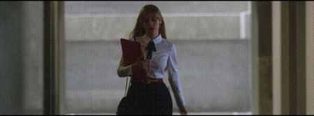 Trec pe lângă corpul acesteia doar pentru a o ocoli din dorinţa de a ocupa banca de pe; rândul vecin, aflată totuşi la o distanţă de o alta faţă de cea a lui Ariel. ❛Ariel, nu fii o copilă. Dacă vine şi drăguţul ăla, cu atât mai bine. Oricum n-o să pese nimănui cine cum e sau dacă sunt
