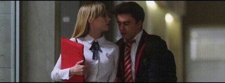îţi doreşti să-l vizionezi eşti liberă să o faci. Pe mine mă cheamă cea mai mare petrecere; a săptămânii şi n-am de gând să o ratez.❜ Eram destul de conştientă de faptul că Ariel ar fi cedat într-un final, în ciuda încercărilor ei eşuate de a mă trece pe cealaltă parte a baricadei.
