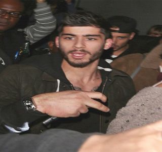 — De la caz la caz şi ca să fiu sincer, eu prefer să las mizerie într-o altă parte.” O rapidă; înălţare a umerilor are loc, atribuită acesteia fiind ridicarea eventuală de pe salteaua fotoliului, privind, în continuare, în jos spre chipul acesteia. “Bine, mai există şi tipul ăla de persoană
