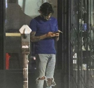 — Cu toate că îşi introduce palmele în buzunarele pantalonilor, aflat pe punctul de a părăsi; zona livingului, o bruscă oprire se petrece, nevoia de a o privi pe individă odată cu auzul remarcei sale, având loc imediat după prin întoarcerea capului, aruncându-şi privirea peste umăr.
