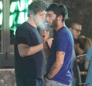 — Mâine.” Imediat după blocarea telefonului şi introducerea acestuia înapoi în buzunar,; pătrunde în propria-i cameră. Nu exista însă un motiv pentru care Josephine ar fi refuzat, căci, chiar şi aşa, întâlnirea lor avea să se petreacă fie că ea îi permitea asta sau nu.
