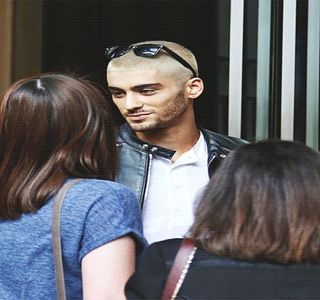 — Multitudinea de gânduri și planuri deja ordonate în propria-i minte îi este atacată și; îndepărtată de sunetul unui motor care produce o oprire în adevărata arie a interesului său. Aflat totodată în întuneric, rezemat fiind de propriul vehicul, nu putea fi sub nicio formă observat de
