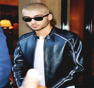 — Locuinței. La început ezită în a produce aceleași fapte, încercând să presupună ceea ce ea; ar fi gândit dacă l-ar fi sesizat la acea oră destul de târzie, apărând de nicăieri, dar care de altfel se estompează odată cu gândul care-i zboară la adevăratul motiv pentru care el se afla atunci în
