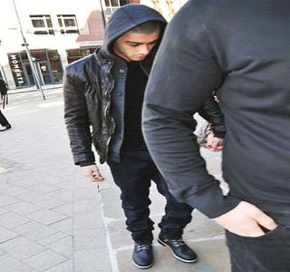 — Scop, indică lent cu ajutorul bărbiei spre zona laterală lor, treptele scărilor aflate într-un; număr redus, la intrarea casei, loc pe care geanta acesteia fusese plasată. Ulterior, privirea, deși o prinde fugitiv în fapt pe cea a lui Josephine, îi coboară asupra ecranului propriului telefon,
