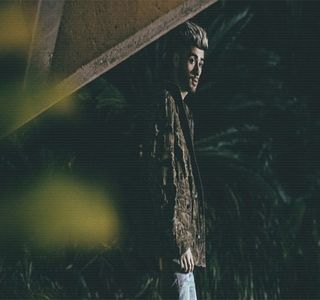 — De mai bine de 15 minute, dacă nu, chiar mai bine de atât, se afla în compania lui Dacre și; totodată a lui Emily, însă de unul singur căci atât cei doi cât și el așteptau sosirea companiei sale. Amândoi doar din dorința de a o cunoaște, curioși fiind de individa misterioasă, din moment ce
