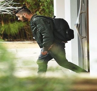 — Abia când o repriveşte pe Emily, ochii lui circulă de-a lungul fiecărei trăsături a acesteia,; încercând a-i prezenta acesteia o atitudine lejeră, poate chiar acompaniată de un strop de flirt, din moment ce îi zâmbeşte din nou; toate, bineînţeles, în scopul de a o călca pe nervi.
