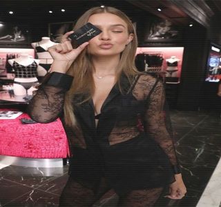 —  Realizeze o scurtă analiză a acesteia, strict în ceea ce priveşte aspectul fizic. Era frumoasă,; într-adevăr, dar chiar şi aşa, aspectul respectiv nu îl găsea ca fiind o scuză. Putea să fie şi cea mai superbă femeie, asta nu scutea gestul lui şi alegerea de a o înşela, de a fii slab, de a căuta
