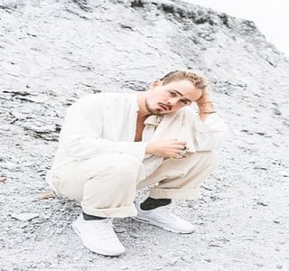 — Priviri fiind aruncate spre logodnica lui, însă nu unele lungi ci chiar fugitive din cauza; sentimentelor de vinovăţie care îl încercau. “Zayn, îţi baţi joc de mine? Josephine, ce dracu faci cu ăsta?” Intenţionând a-şi salva pielea, recurge deci la psihologia inversă asupra lor, astfel
