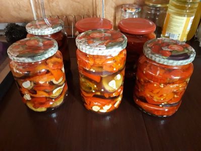 Salata cu vinete, ardei si usturoi pentru iarna