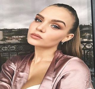 — Vorbele pe care Dacre le înlănţuie ajung să o dea peste cap de-a dreptul, vizibil fiind şi pe; expresia sa facială, din moment ce brusc, chipul ei se albeşte. „Poftim?” Reacţionează în primă instanţă, însă nu are suficient răgaz încât să o finalizeze, căci, brunetul din stânga sa preia
