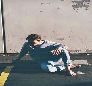 — Altă intenţie viitoare. “Nu pleci nicăieri,” rosteşte de îndată în mod autoritar, tonalitate; exprimată şi prin expresia facială, fără ca măcar să ţină contul celorlalte persoane care împărţeau interiorul restaurantului. “Noi doi trebuie să vorbim.” Din nou, recurge la încordarea maxilarului.
