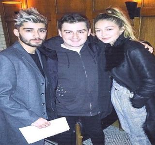— De genul, dar de fiecare dată în care mă întorceam de la muncă fie îl găseam lenevind,; fie cu tipa asta Emily.” Pronunţarea numelui acesteia îi provoacă rotirea ironică a ochilor, acompaniată de un pufnet în concordanţă, ba chiar arcuindu-şi şi colţul gurii. “Tipa aia mai
