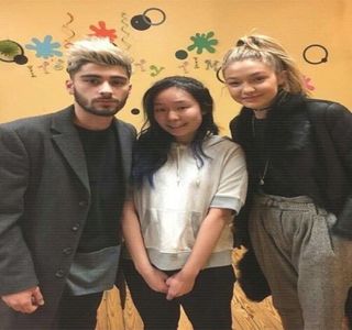 — Avea puţin şi punea monopol pe casa mea.” În cele din urmă îşi foloseşte braţul pentru; a şi-l întinde de-a lungul spetezei canapelei, întâlnind ba chiar şi o parte din pielea umărului ei, loc peste care începe să-şi plimbe degetele sub forma unor mângâieri.
