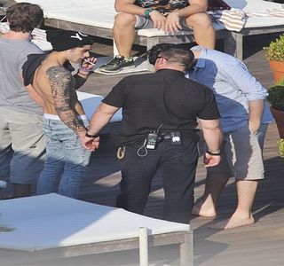 — Ajunge afectată de momentul în care, chiar surprinzător, umărul începe a-i fi lovit într-o; manieră constantă de un material moale, ca atunci când capul şi-l întoarce spre partea laterală să constate că Josephine folosea perna drept o armă a manifestării vorbelor acum nespuse.
