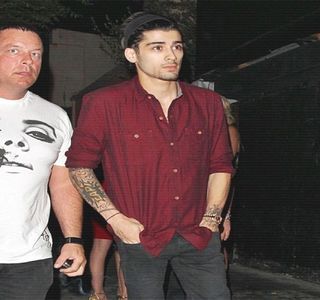 — Direcția buzelor lui continuă a fi în totalitate aceeași, planul deja stabilit fiind poate; cunoscut și de către ea, chiar dacă pentru amândoi momentul curent era o primă manifestare a acestor acțiuni. Lent și tandru aceleași săruturi revin plasate peste pielea ei parcă deja încinsă, iar pe 
